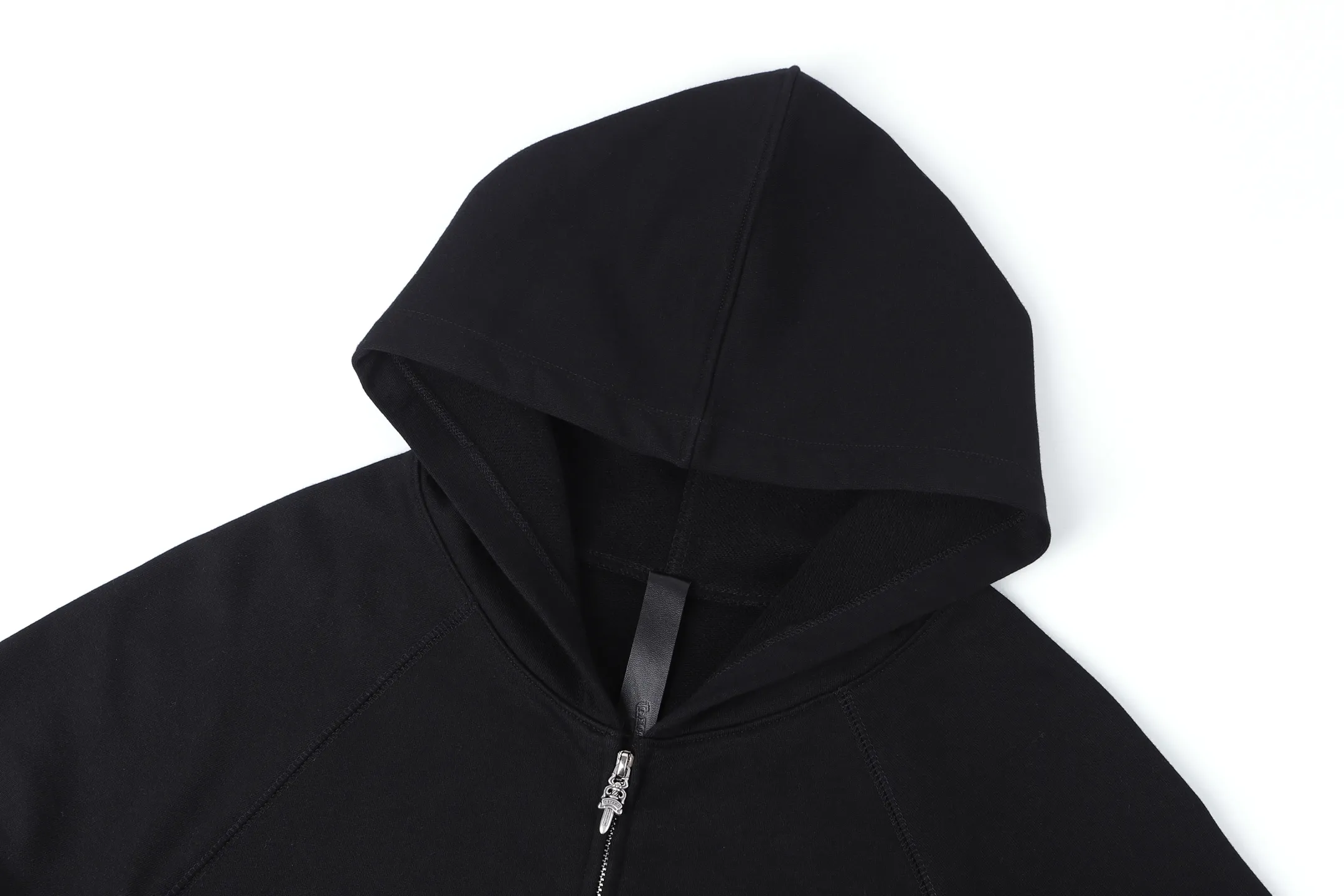 P480 Chrome Hearts 25SS solid color hooded embroidered letter sweatshirt ●Authentic product purchased and developed by 22939 ●420g 100% cotton combed cotton fabric ●440g 1*1 matching high-end fashion brand rib ●Fabric enzyme washing ●Imported embroidery ●Customized 1:1 leather strip ●Customized 1:1 nameplate ●Customized 1:1 zipper ●Customized 1:1 trademark ●Loose fit ●Size: S M L ●Model number: 2007/4B#20